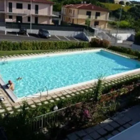 Piscina Sirolo Vicino Al Mare Con Terrazza